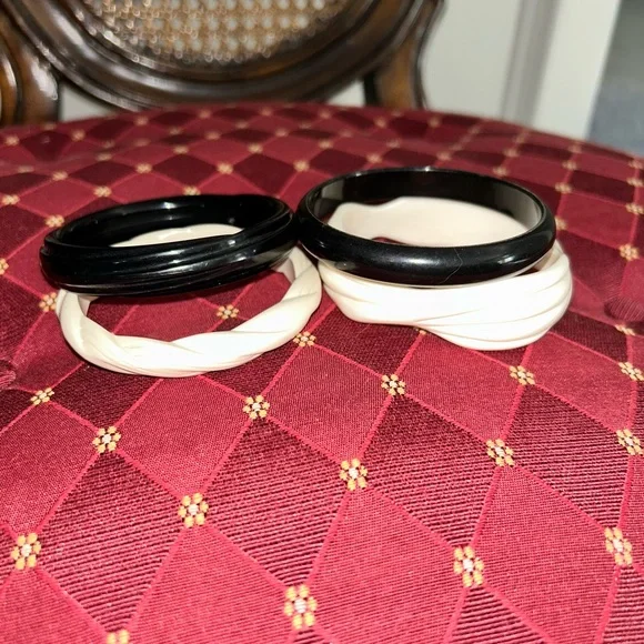 Vintage bracelet bundle  - black and cream colored - Picture 8 of 9